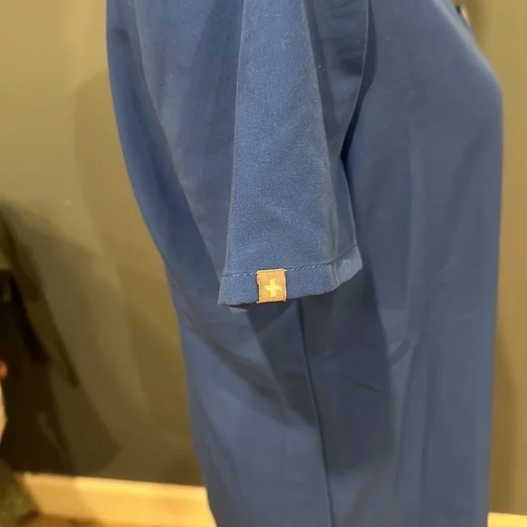 EUC Figs technical collection scrub top size small women’s - Picture 5 of 8